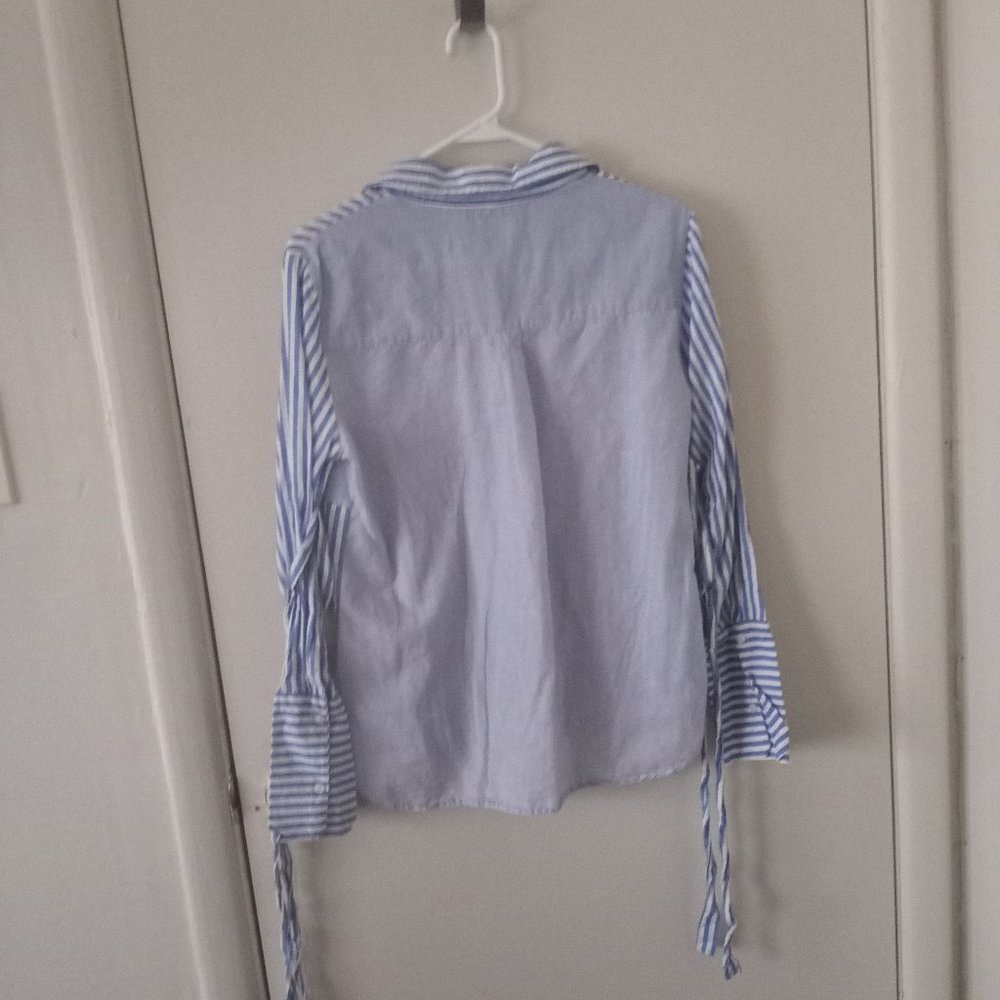 Walter Baker Blue Pinstriped Pattern Top - Picture 3 of 10